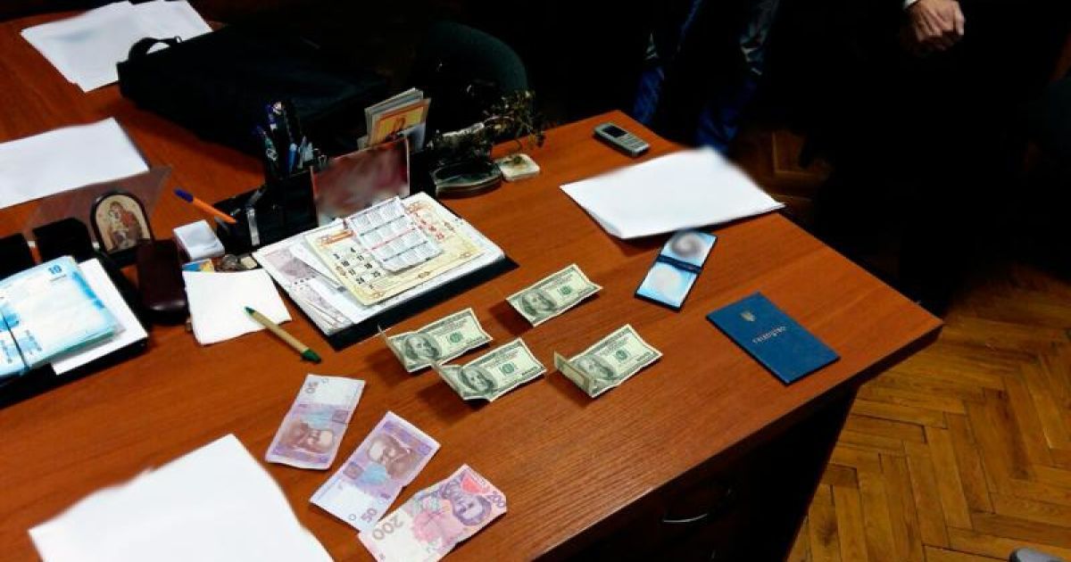 Детективы НАБУ поймали на "горячем" судью-взяточника / © Національне антикорупційне бюро України