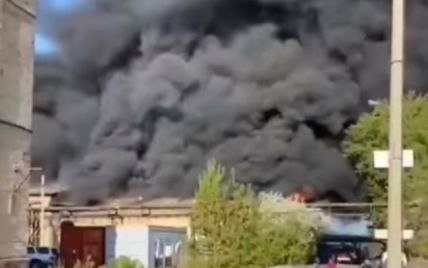 В России снова горит: в Новосибирской области вспыхнул масштабный пожар на заводе (фото, видео)