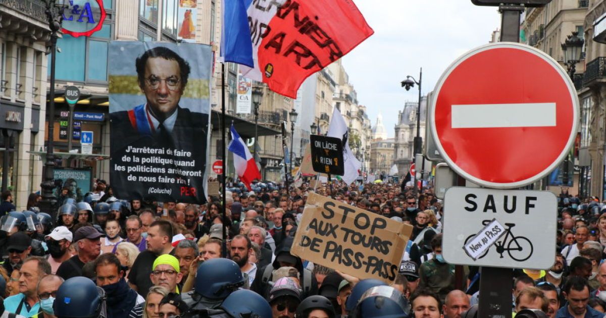 Во Франции более 120 тысяч человек вышли на протесты против COVID-вакцинации
