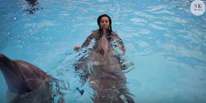 Схудла Каменських "релаксувала" у басейні із дельфінами