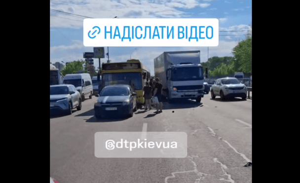 Автобус, як після вибуху: в Києві сталася ДТП з пасажирським