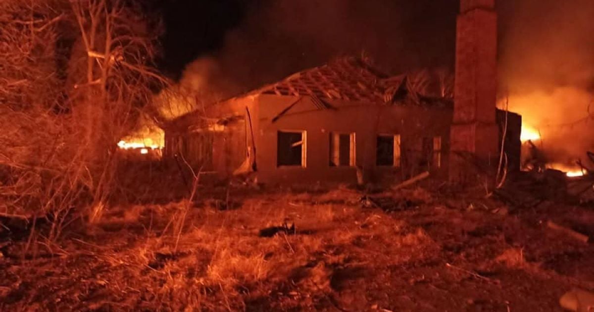 Оккупанты ночью нанесли авиаудар по с. Ставище в Житомирской области по административным зданиям (фото)