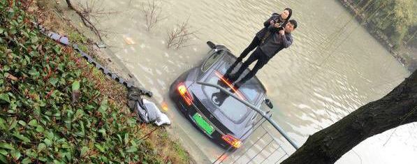Неуправляемая Tesla Model S вылетела в реку в Китае