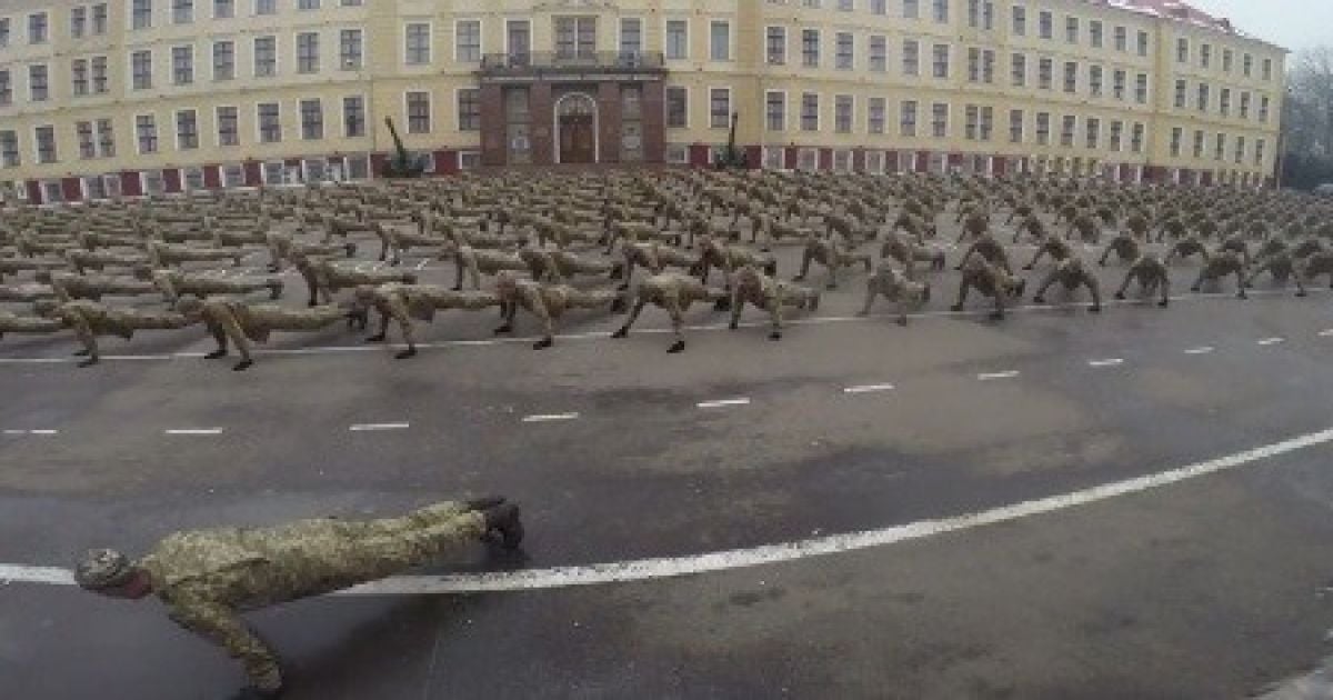 Рекордний #Pushupchallenge: 700 курсантів і офіцерів академії Сагайдачного відтиснулися від землі