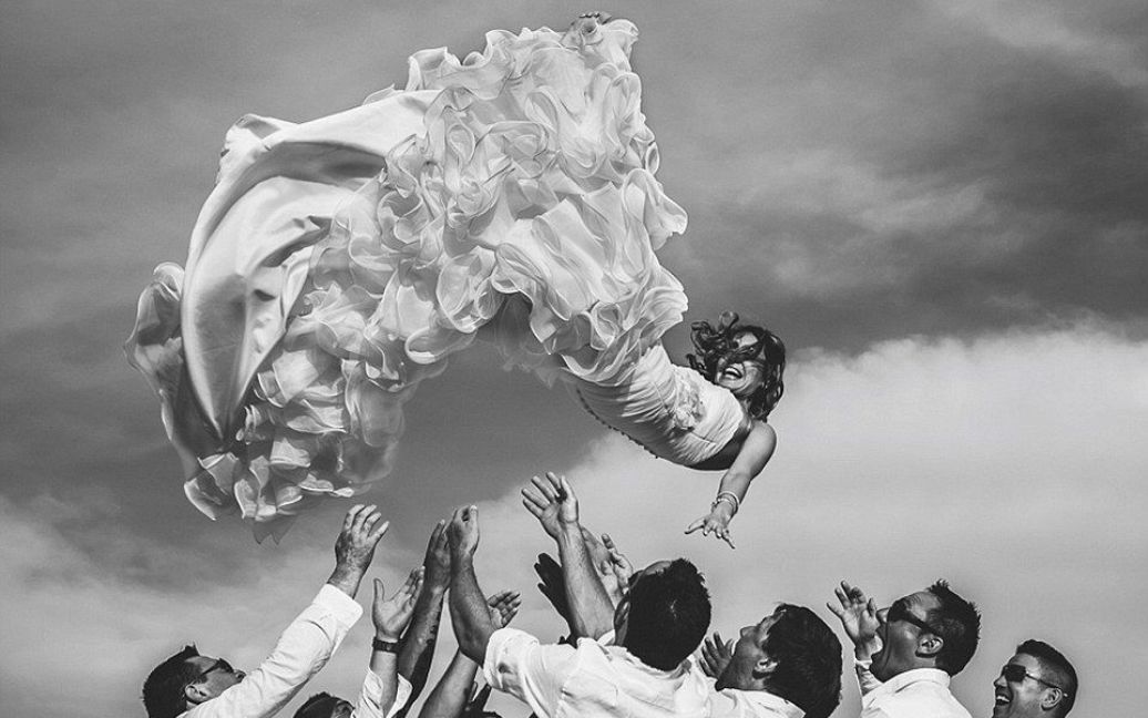Фотографи обрали найвражаючі весільні фото року / © dailymail.co.uk