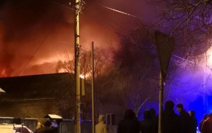 В Киеве вспыхнул пожар в Соломенском районе: пламя сняли на фото и видео