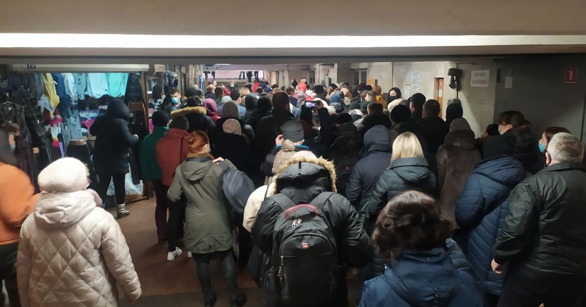Натовп на станції метро "Почайна" після встановлення нових турнікетів
