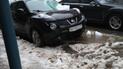 У центрі Харкова крижана брила розбила припарковане авто