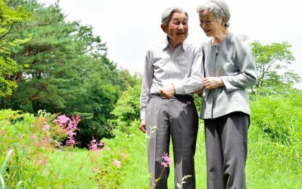 С улыбкой и за руку: почетные император и императрица Японии на прогулке