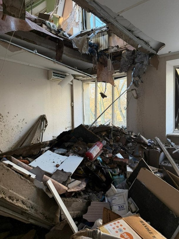 У Одесі зафіксували влучання в дах одного з пологових будинків. Фото: Департамент охорони здоров’я ОВА.