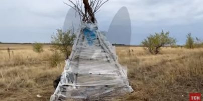 Будують хатини, шукають дрова, готують їжу: росіяни-втікачі облаштувалися на кордоні з Казахстаном!