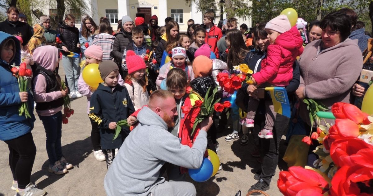 Зворушлива зустріч односельчанами військового ЗСУ з полону. Фото: Шаргородська ОТГ.