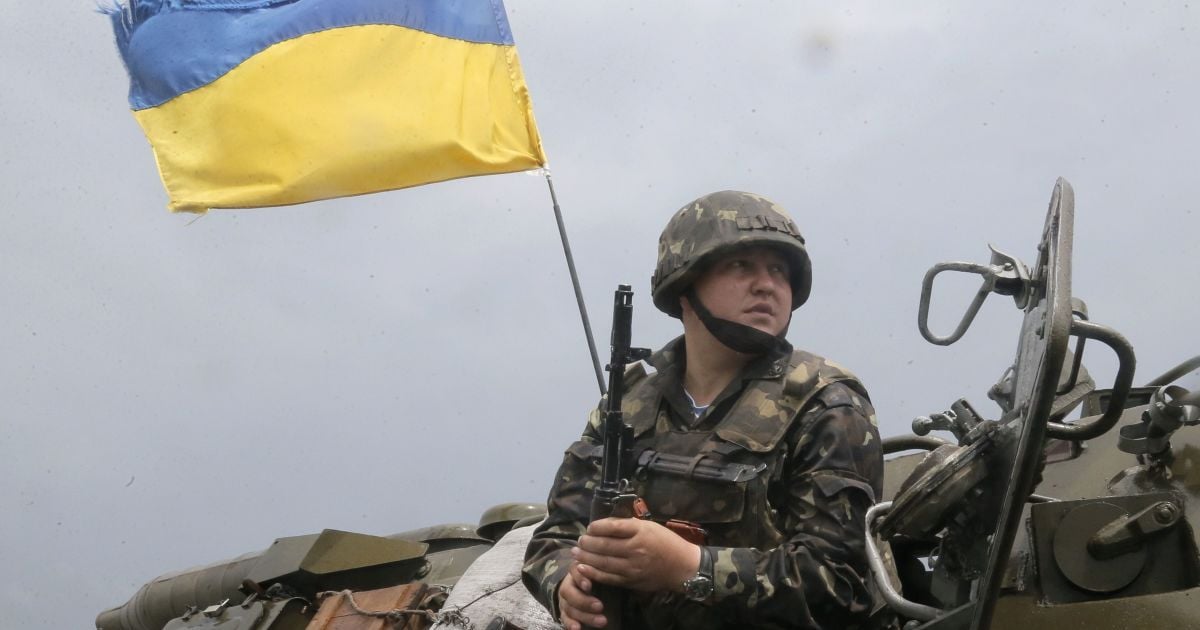 На Донбасі обстріли окупантів із забороненого озброєння не вщухають: загинув один військовий