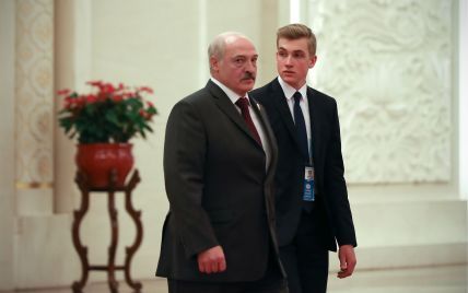 Молодший син Лукашенка забрав документи з ліцею, випускники якого вимагали провести вільні вибори