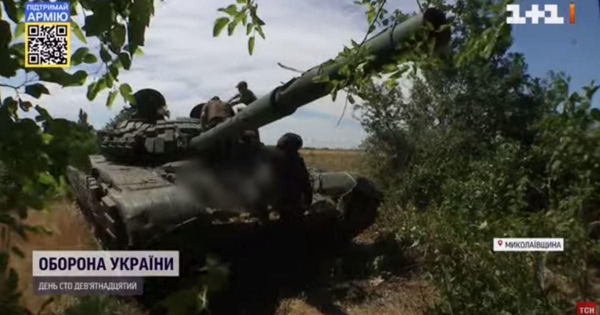 На Миколаївщині українські військові навіть на підбитому танку "накидали" ворогу і успішно відійшли