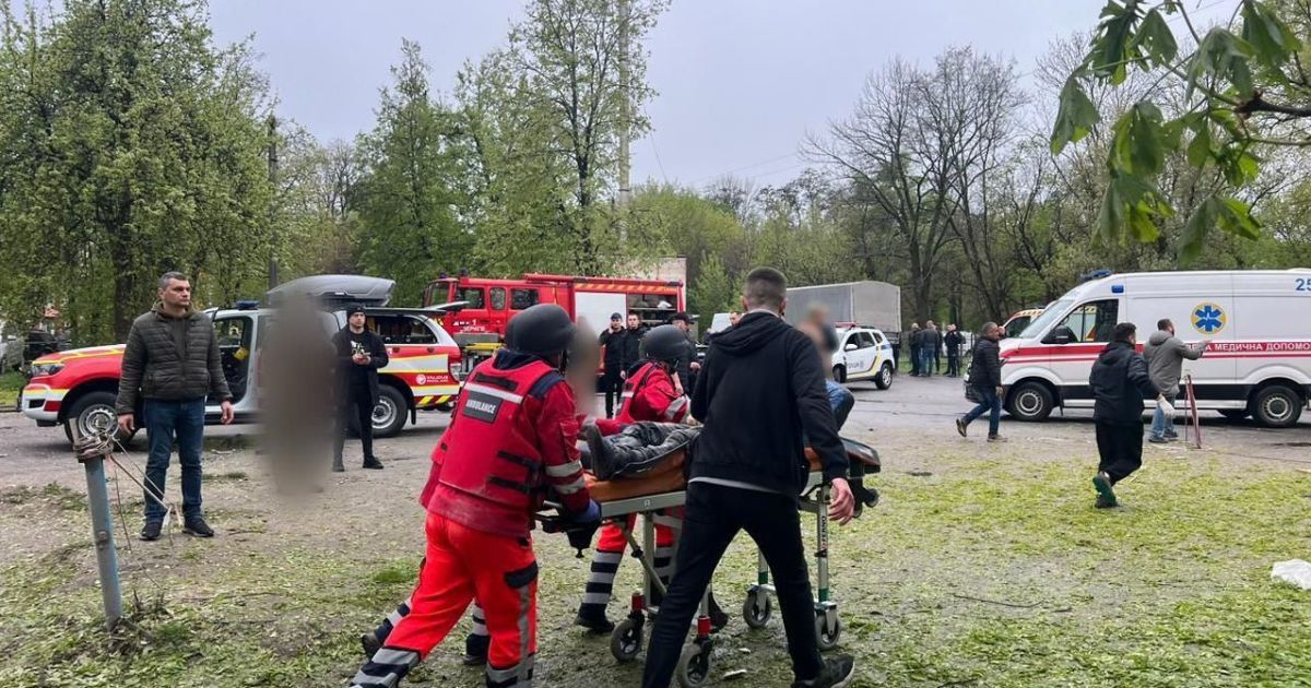Порятунок поранених після ракетної атаки на Чернігів 17 квітня