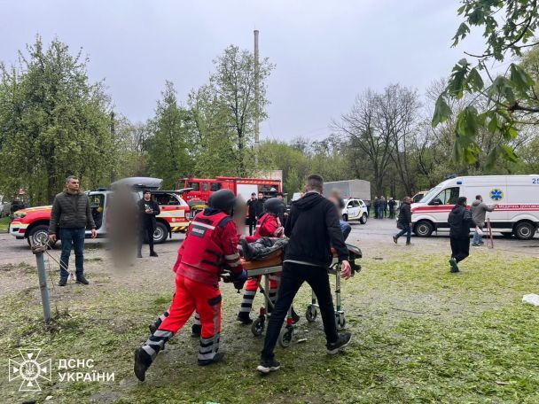 Кількість жертв ракетного удару по Чернігову 17 квітня зростає. / © ДСНС України у Telegram