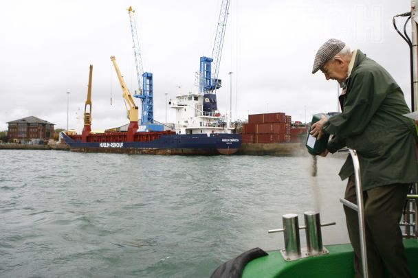 Бруно Нордманіс, партнер Міллвіни Дін, розвіює її прах на терміналі, звідки відчалив "Титанік" / © Getty Images