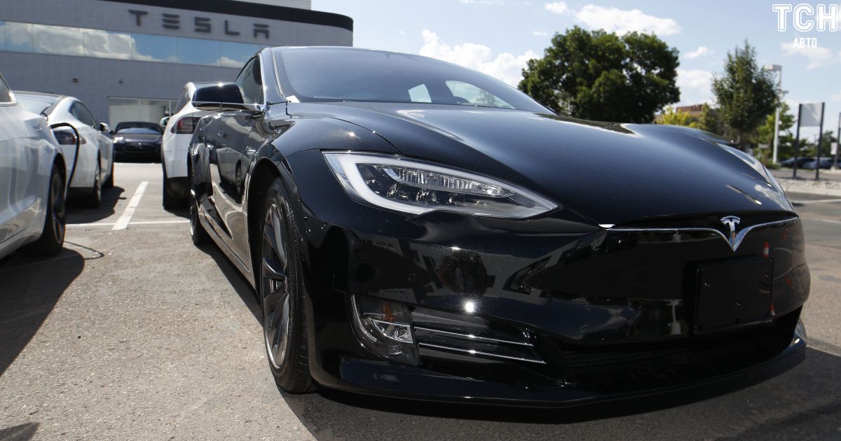 Камера Tesla врятувала водія від фантастичних виплат зухвалому байкеру. Відео