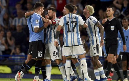 Аргентина проиграла Уругваю в отборе на ЧМ-2026: Месси схватил соперника за горло (видео)