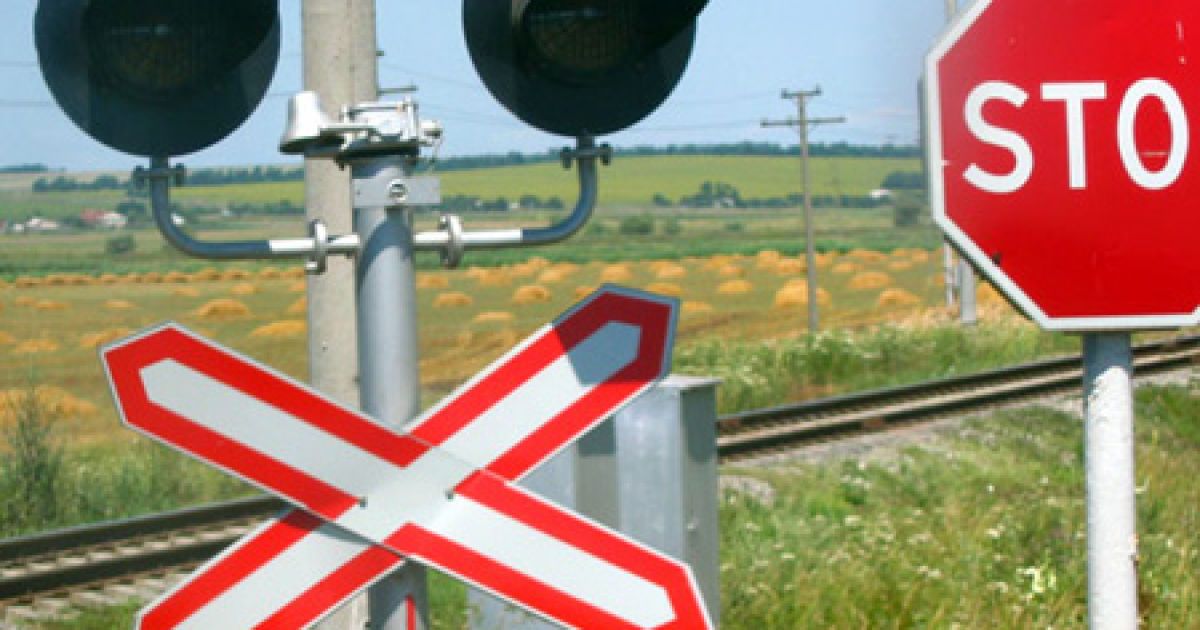 На Закарпатье поезд протаранил микроавтобус на железнодорожном переезде