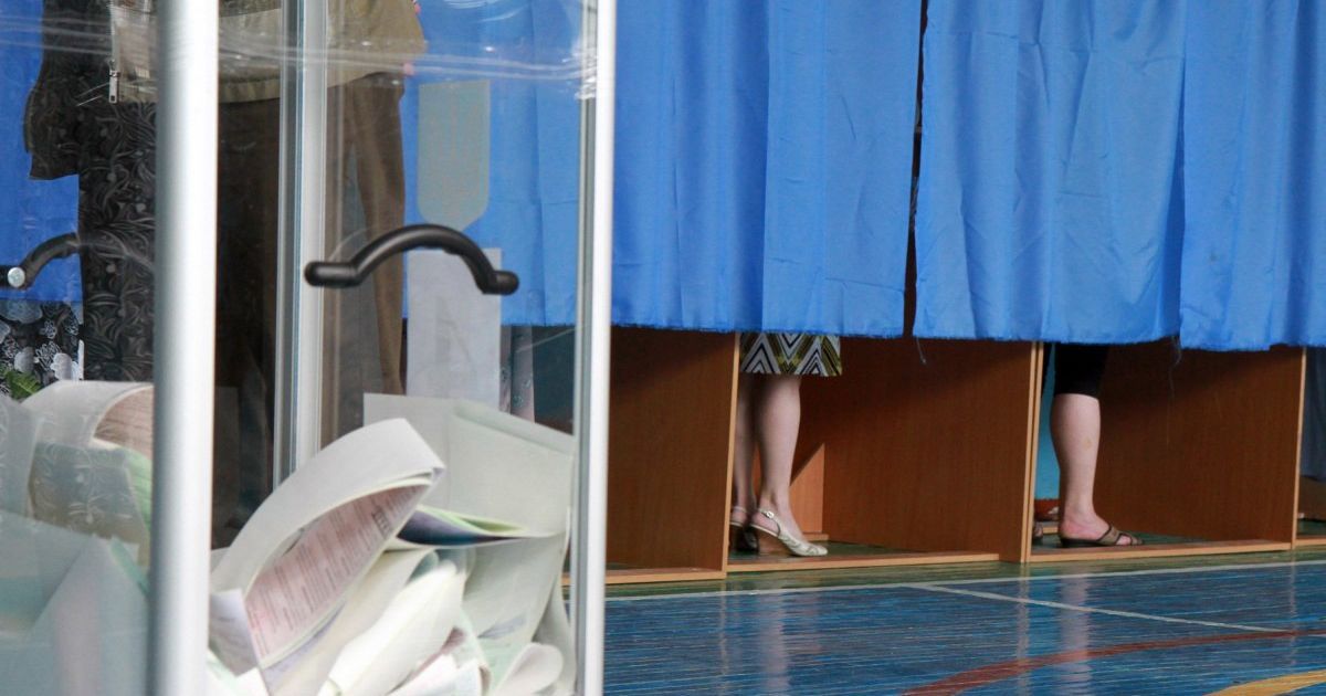 Санитайзеры, личная ручка и дистанция: правительство утвердило противоэпидемические мероприятия для местных выборов