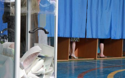 Представники ЦВК приїхали до Чернівців з'ясовувати, чому досі рахують голоси з місцевих виборів