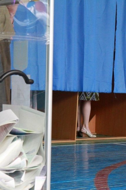 Санітайзери, особиста ручка та дистанція: уряд затвердив протиепідемічні заходи для місцевих виборів