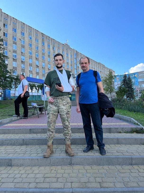 Руку спасали в Германии и Украине