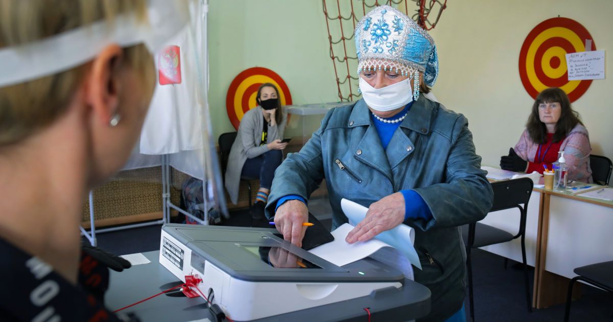 На губернаторских выборах в РФ побеждают представители пропутинской "Единой России"