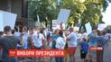 С утра под посольством Беларуси в Киеве возникла очередь из желающих отдать свой голос на выборах президента