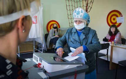 На губернаторских выборах в РФ побеждают представители пропутинской "Единой России"