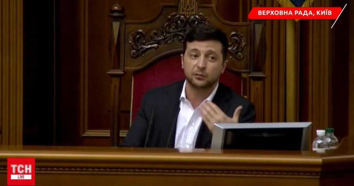 Во время выступления в Раде Зеленский неожиданно снял медицинскую маску