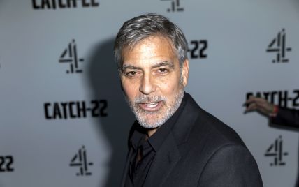 Джордж и Амаль Клуни | Robe versace, Amal clooney, Robe longue grecque