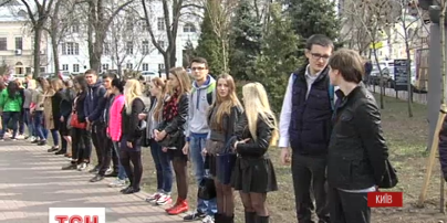 Киевские студенты вышли к посольству Нидерландов в преддверии референдума