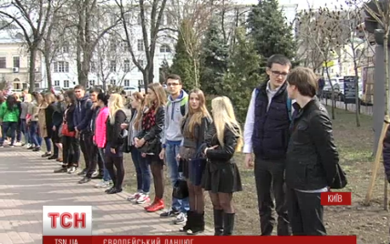 Київські студенти вийшли до посольства Нідерландів напередодні референдуму