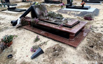 В Ровенской области неизвестные вандалы разгромили надгробия на кладбище (фото)
