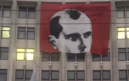 У центрі Тернополя вітер розірвав величезний банер із зображенням Степана Бандери: фото