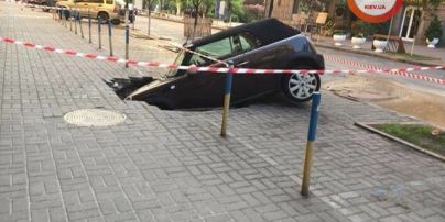 В центре Киева под землю провалился автомобиль