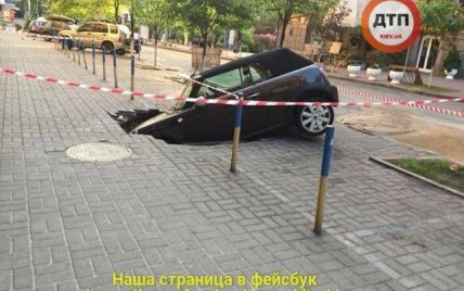 У центрі Києва під землю провалився автомобіль
