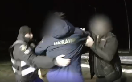 "Я сьогодні знатиму, де ти живеш": на Київщині депутат напав на поліцейських та плювався їм в обличчя