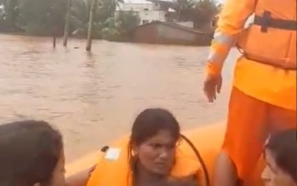 В Индию пришло смертоносное наводнение: спасатели на лодках ищут выживших