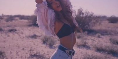В мини-шортах и лифчике: Ариана Гранде в клипе на новую песню