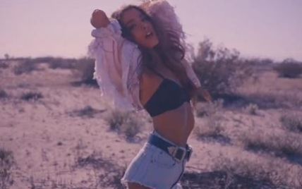 В мини-шортах и лифчике: Ариана Гранде в клипе на новую песню