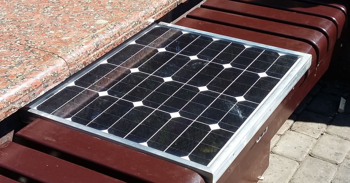 В Ивано-Франковске обычная лавка превратилась в уличную зарядку для гаджетов