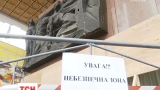 С фасада Украинского дома демонтируют советские барельефы