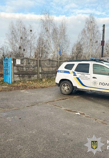 Полицейский автомобиль возле кладбища
