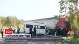 На трассе "Киев-Харьков" столкнулись легковушка, микроавтобус и два грузовика - 5-ро человек погибли