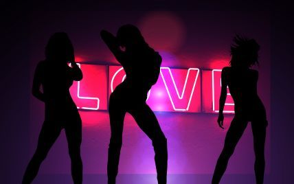 Разделись и едва не занялись сексом на барной стойке: в Днепре девушки устроили в ночном клубе "жаркую" ночь (видео)