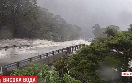 В Новой Зеландии из-за наводнения туристы застряли в горах: им сбрасывают еду и воду с вертолетов